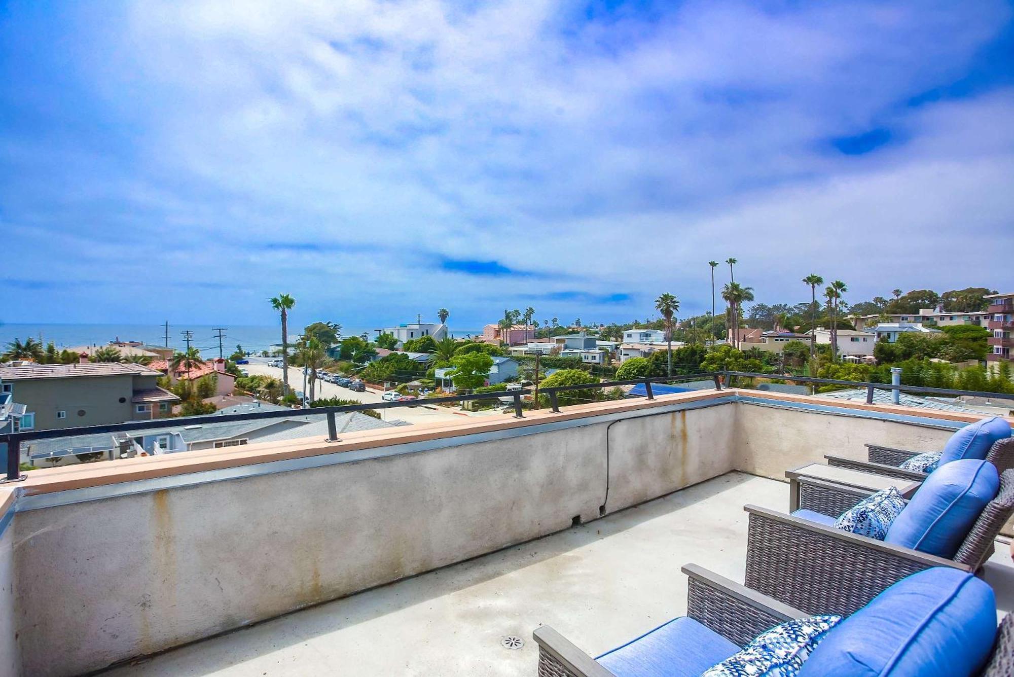 Holiday home Rooftop Patio Ocean Views Surf Break Steps Away *
