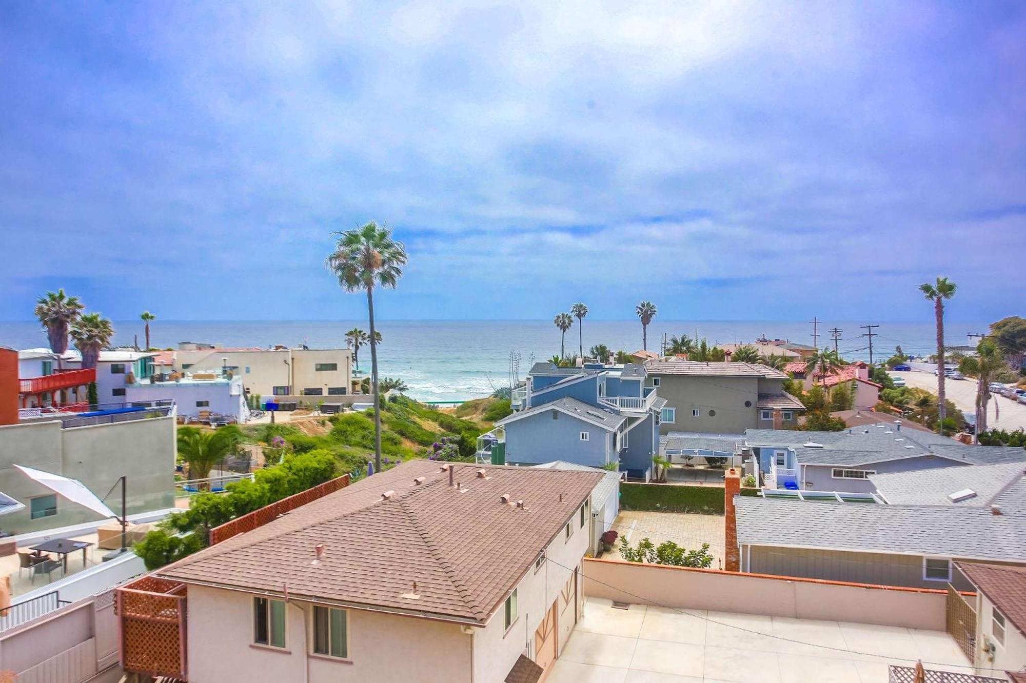 Holiday home Rooftop Patio Ocean Views Surf Break Steps Away San Diego