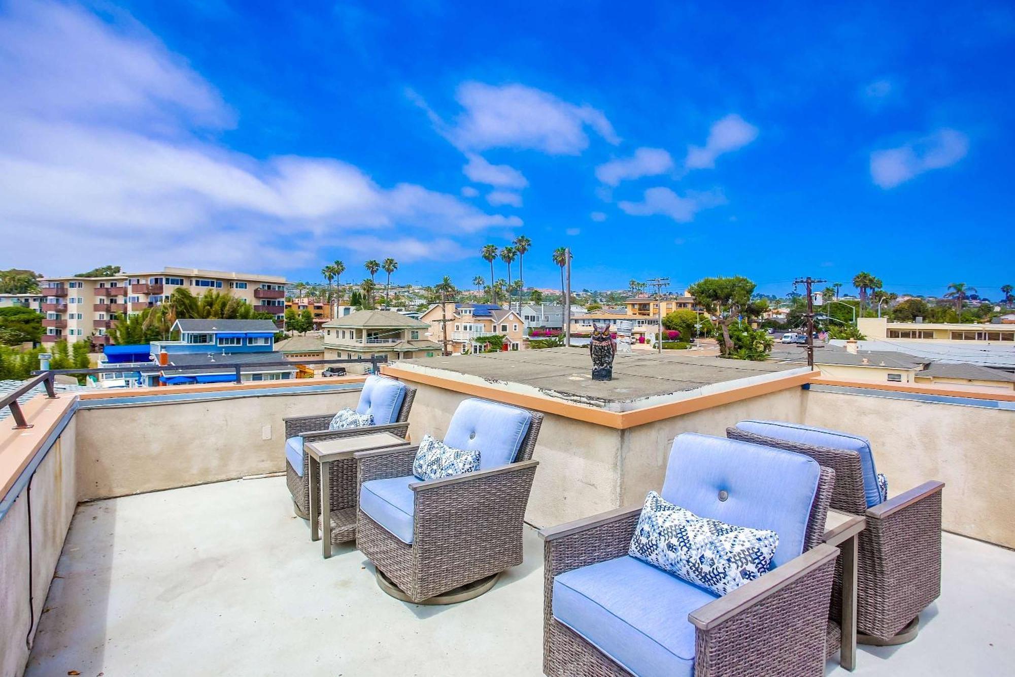 Holiday home Rooftop Patio Ocean Views Surf Break Steps Away