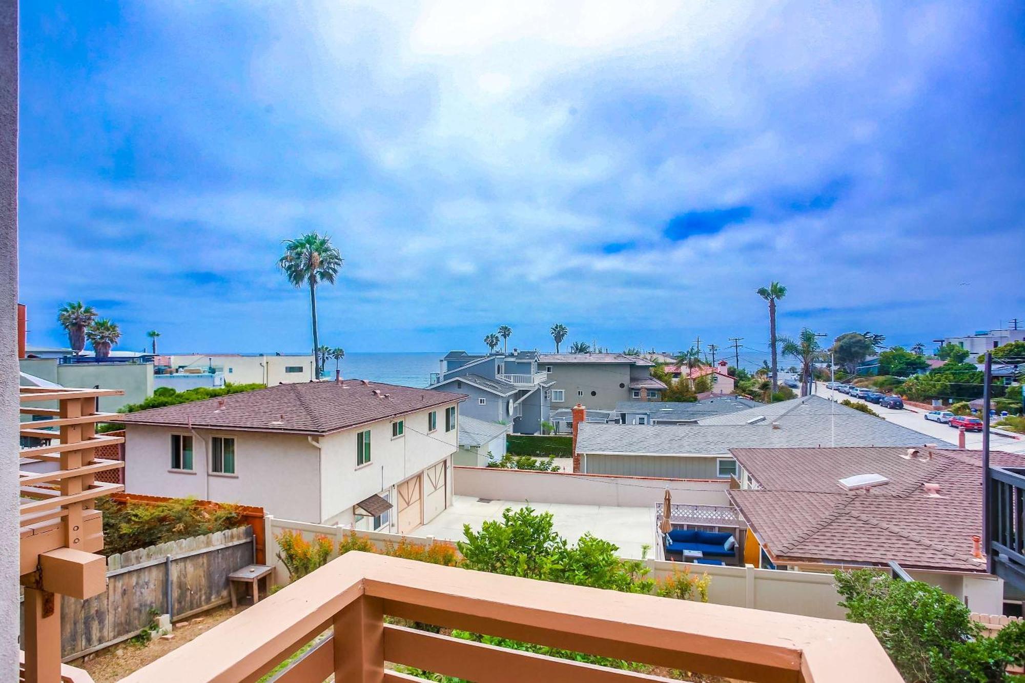 Holiday home Rooftop Patio Ocean Views Surf Break Steps Away San Diego