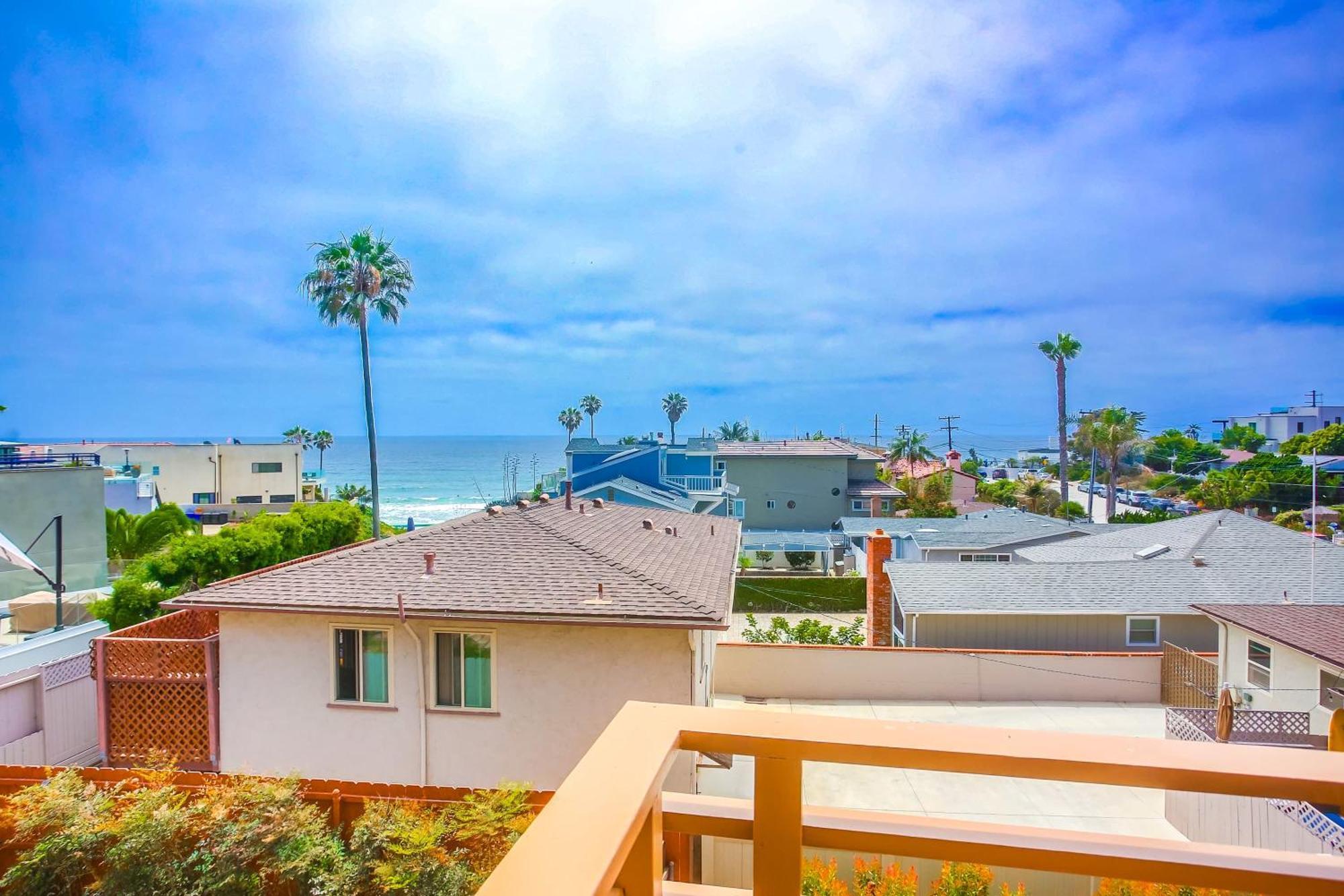 Holiday home Rooftop Patio Ocean Views Surf Break Steps Away