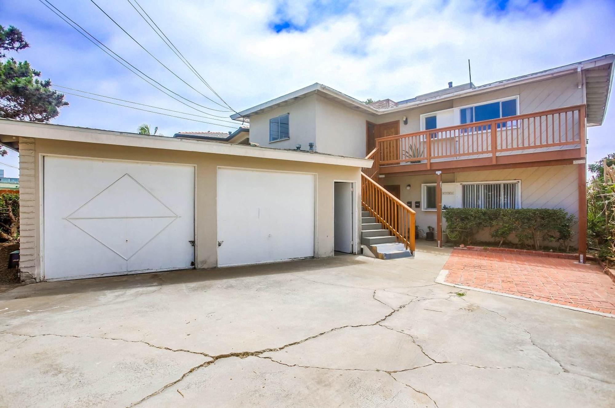 Holiday home Rooftop Patio Ocean Views Surf Break Steps Away