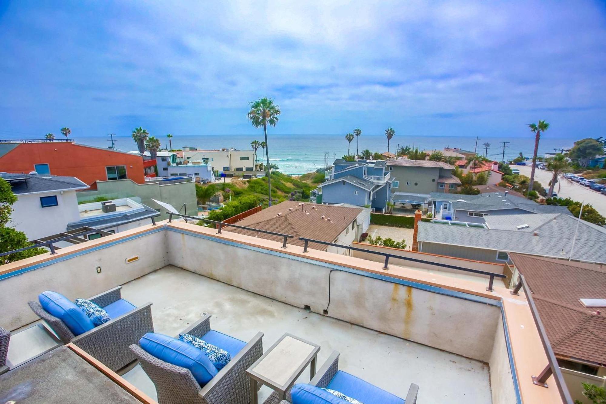 Holiday home Rooftop Patio Ocean Views Surf Break Steps Away *