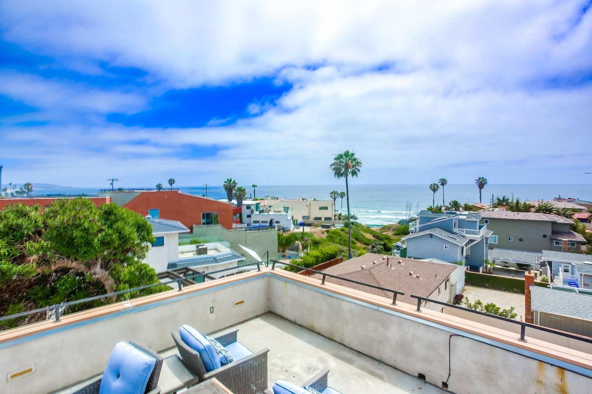Holiday home Rooftop Patio Ocean Views Surf Break Steps Away *